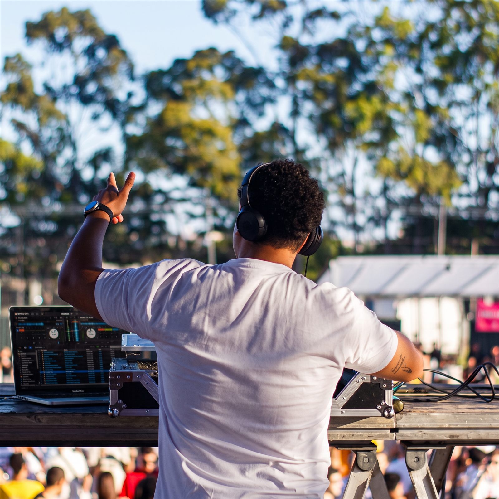 Moreno tocando em festival ao ar livre durante o dia