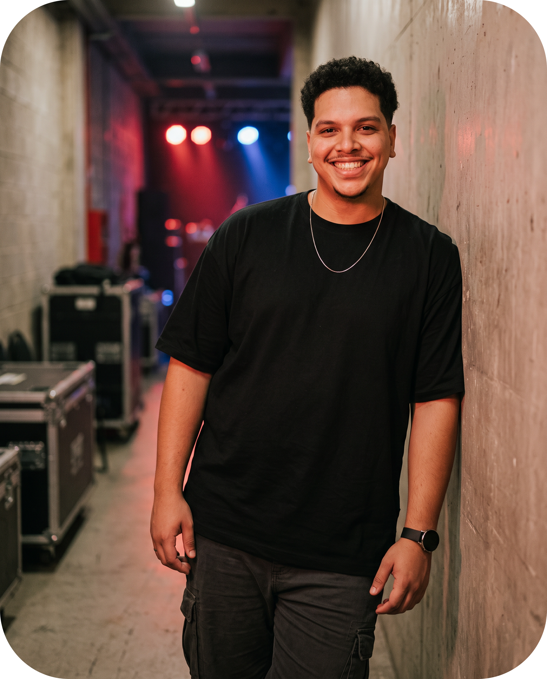 Moreno sorrindo nos bastidores de um evento